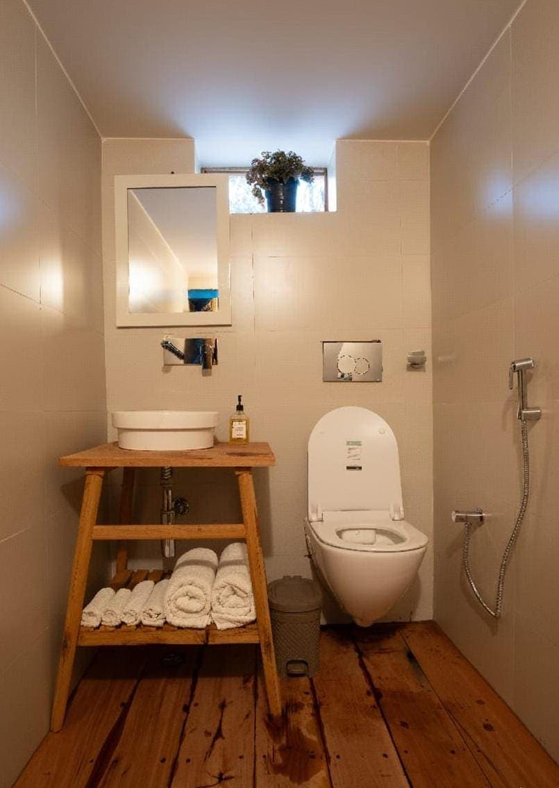 Kumaoni Suites — bathroom